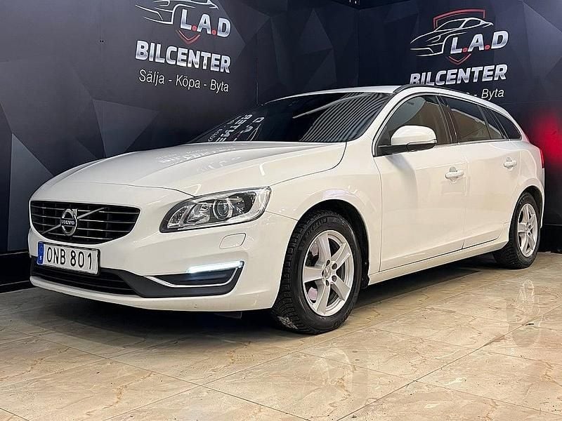 Vit Begagnad 2018 Volvo V60 Momentum Kombi | 147 900 kr (Superpris) - Bild 1/4