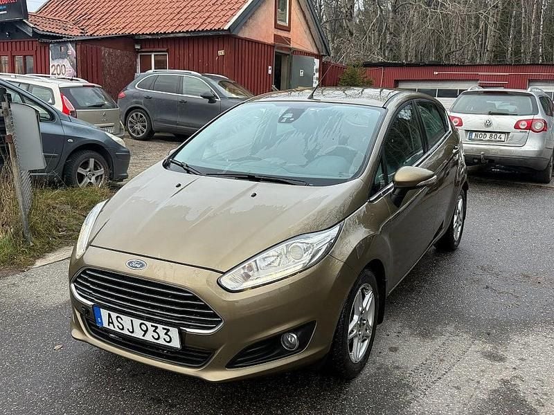 Brun Begagnad 2014 Ford Fiesta Titanium Halvkombi | 49 900 kr (Superpris) - Bild 1/4