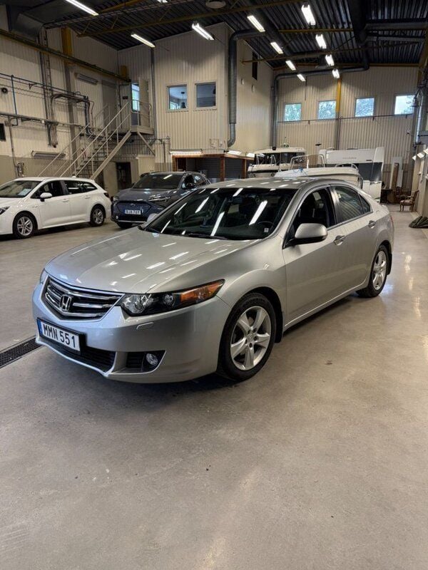 Silver Begagnad 2010 Honda Accord Elegance Sedan | 99 000 kr (Dyr) - Bild 1/4