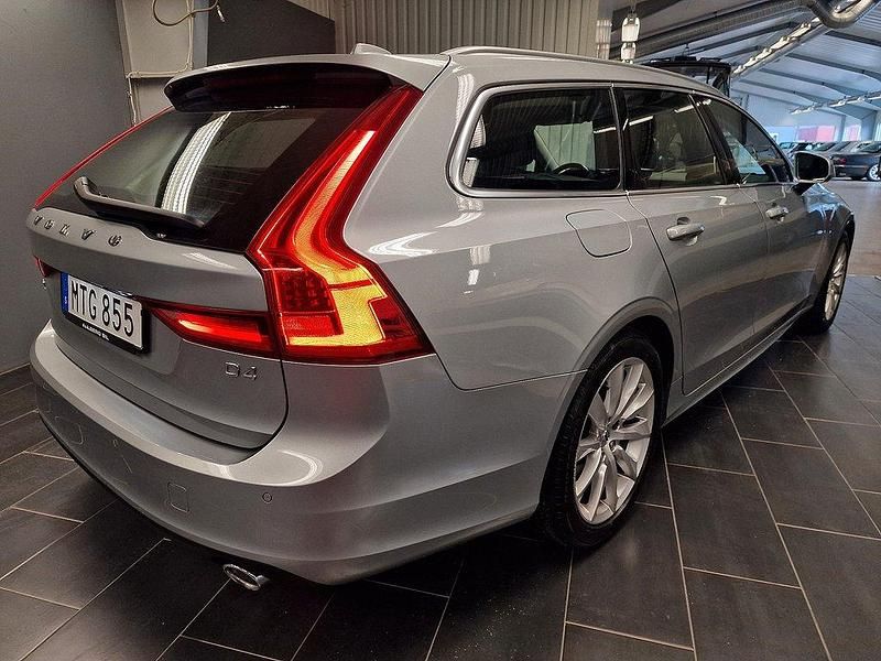 Begagnad Volvo V90 Momentum 190 HK (139 kW) 2018 Silver Kombi