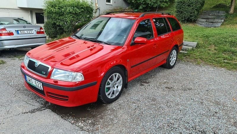 Röd Begagnad 2004 Skoda Octavia RS Kombi | 24 900 kr (Marknadspris) - Bild 1/4