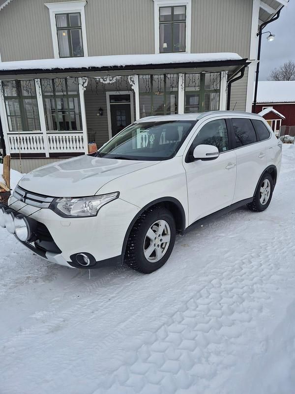 Begagnad Mitsubishi Outlander 150 HK (110 kW) 2015 Vitmetallic SUV