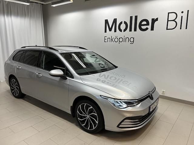 Silver (reflex silver metallic) Begagnad 2024 VW Golf VIII Life Kombi | 329 010 kr (Lite dyr) - Bild 1/4