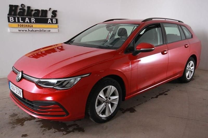 Begagnad VW Golf VIII 131 HK (96 kW) 2022 Mörkröd Kombi