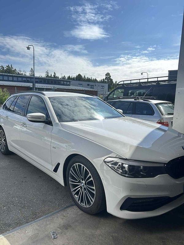 Vit Begagnad 2018 BMW 520 Sport Line Kombi | 235 000 kr (Marknadspris) - Bild 1/4