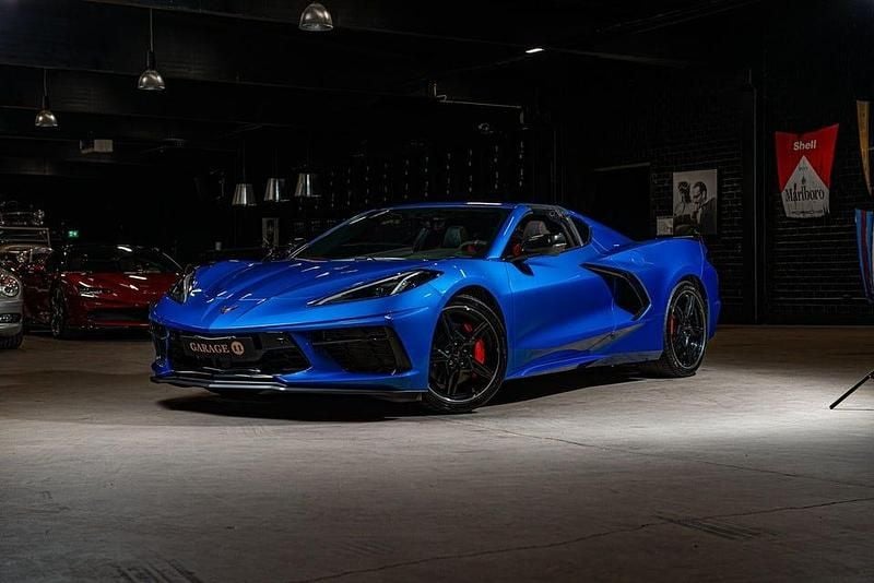 Blå Begagnad 2022 Chevrolet Corvette Stingray Sportkupé | 1 049 500 kr (Marknadspris) - Bild 1/4