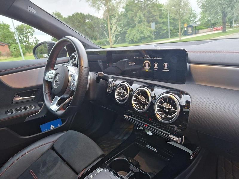 Svart Begagnad 2022 Mercedes CLA180 AMG Sedan | 329 000 kr (Marknadspris) - Bild 1/4