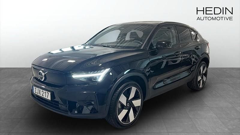 Svart (black) Begagnad 2022 Volvo EC40 SUV | 369 900 kr (Superpris) - Bild 1/4