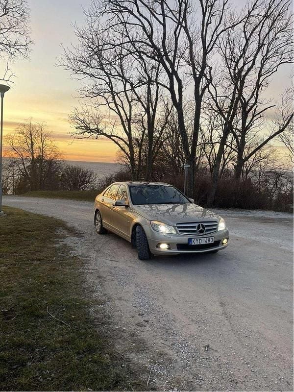 Gul Begagnad 2011 Mercedes C180 Sedan | 99 000 kr (Marknadspris) - Bild 1/4