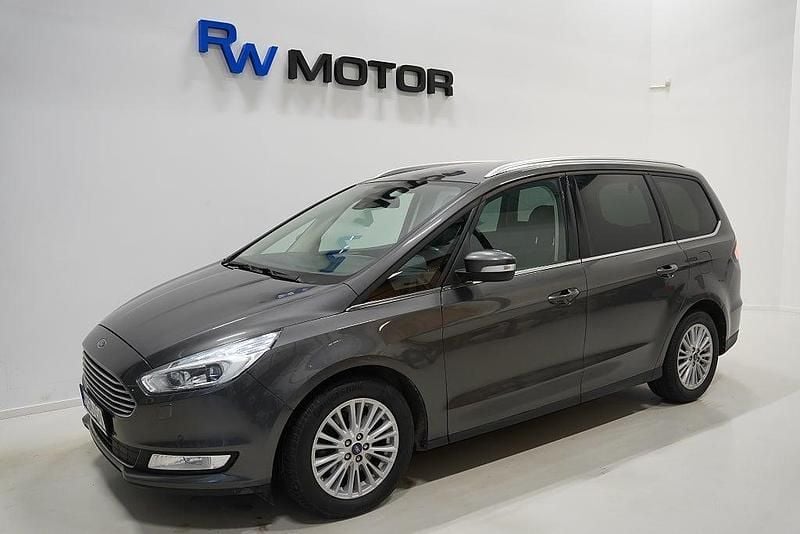 Grå Begagnad 2017 Ford Galaxy Titanium Minibuss | 174 900 kr (Marknadspris) - Bild 1/4