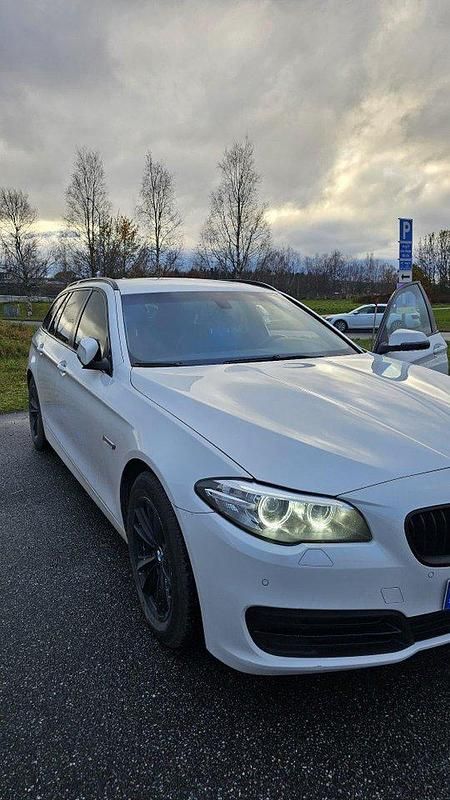 Vit Begagnad 2015 BMW 520 Kombi | 127 000 kr (Marknadspris) - Bild 1/4