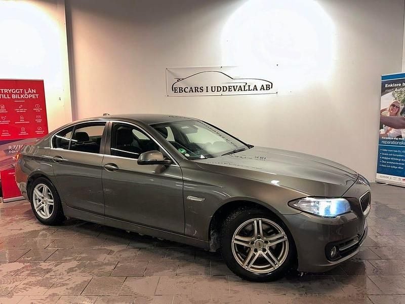 Grå Begagnad 2013 BMW 520 Sedan | 159 900 kr (Marknadspris) - Bild 1/4