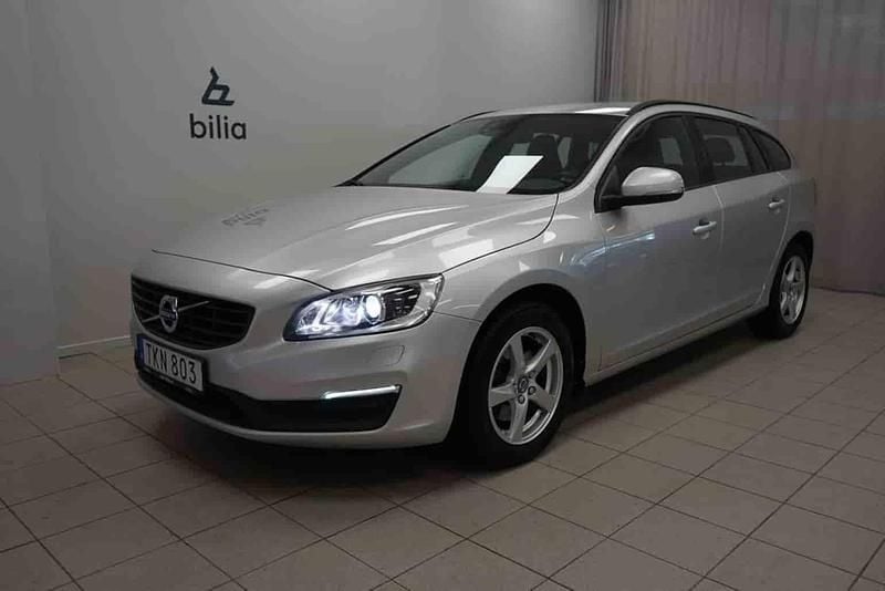 Silver Begagnad 2018 Volvo V60 Kombi | 209 900 kr (Bra pris) - Bild 1/1
