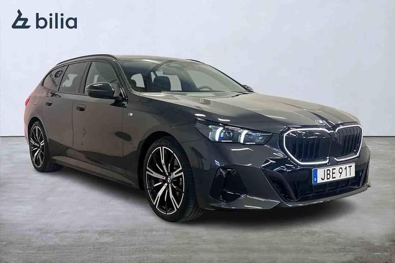 Grå Begagnad 2025 BMW 520 Kombi | 599 000 kr - Bild 1/1