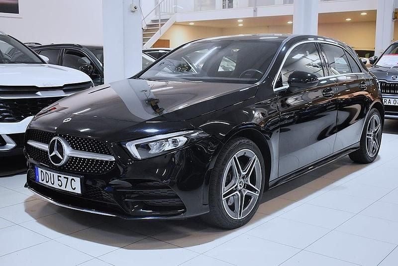 Svart Begagnad 2021 Mercedes A250 AMG Halvkombi | 289 000 kr (Marknadspris) - Bild 1/4