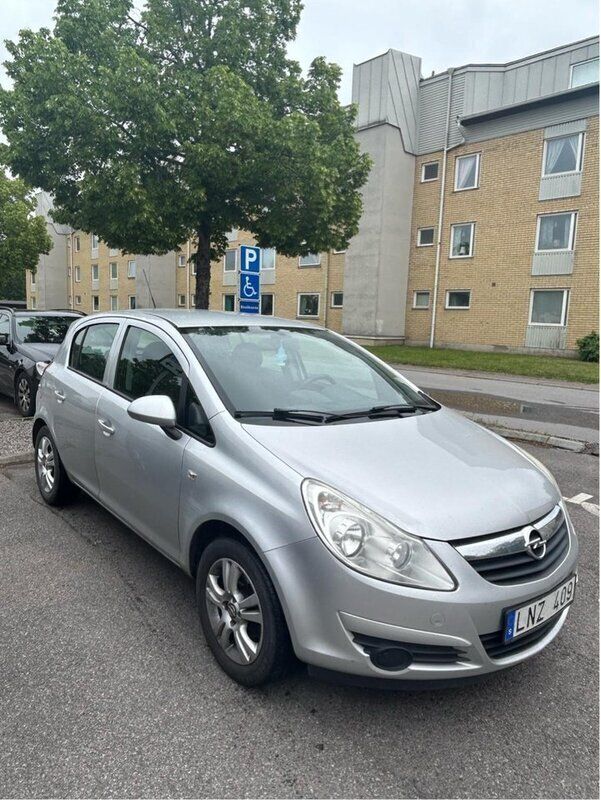 Grå Begagnad 2011 Opel Corsa Enjoy Halvkombi | 30 000 kr (Marknadspris) - Bild 1/4