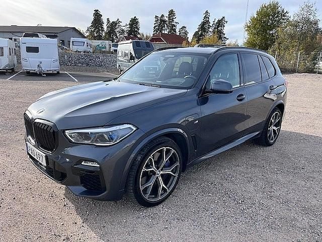 Grå Begagnad 2021 BMW X5 M Sport SUV | 449 000 kr (Marknadspris) - Bild 1/4