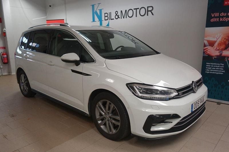 Vit (pure white) Begagnad 2019 VW Touran Minibuss | 189 900 kr (Superpris) - Bild 1/4