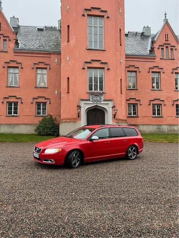 Röd Begagnad 2011 Volvo V70 R-Design Kombi | 92 000 kr (Marknadspris) - Bild 1/4