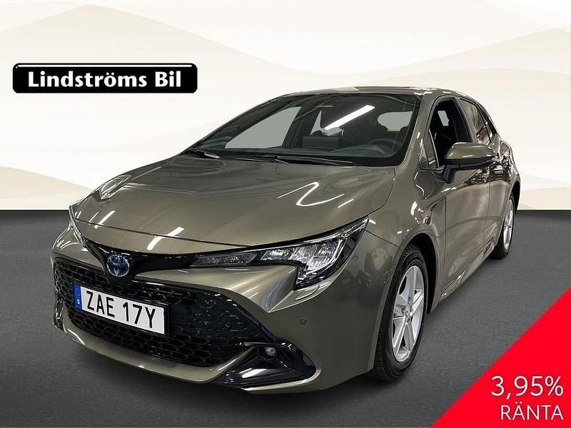 Grön Begagnad 2024 Toyota Corolla Hybrid Active Halvkombi | 329 000 kr (Lite dyr) - Bild 1/3