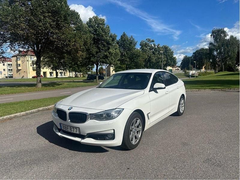 Vit Begagnad 2014 BMW 320 Gran Turismo Halvkombi | 114 900 kr (Marknadspris) - Bild 1/4
