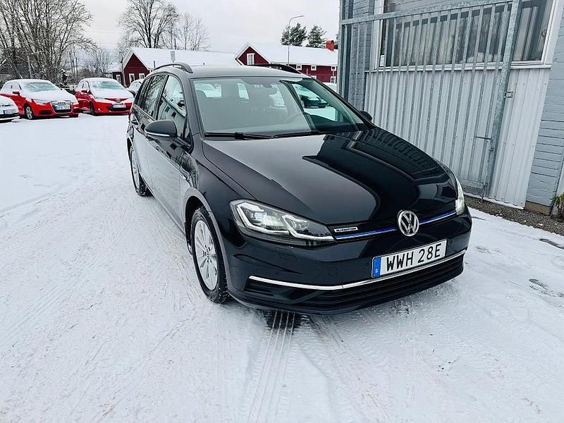 Svart Begagnad 2020 VW Golf VIII Kombi | 149 900 kr (Marknadspris) - Bild 1/4