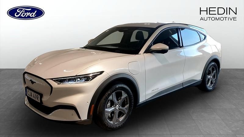 Vit (white) Begagnad 2022 Ford Mustang Mach-E Standard Range SUV | 339 900 kr (Bra pris) - Bild 1/4