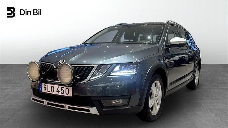 Quartz grey metallic Begagnad 2017 Skoda Octavia Kombi | 199 900 kr (Dyr) - Bild 1/4