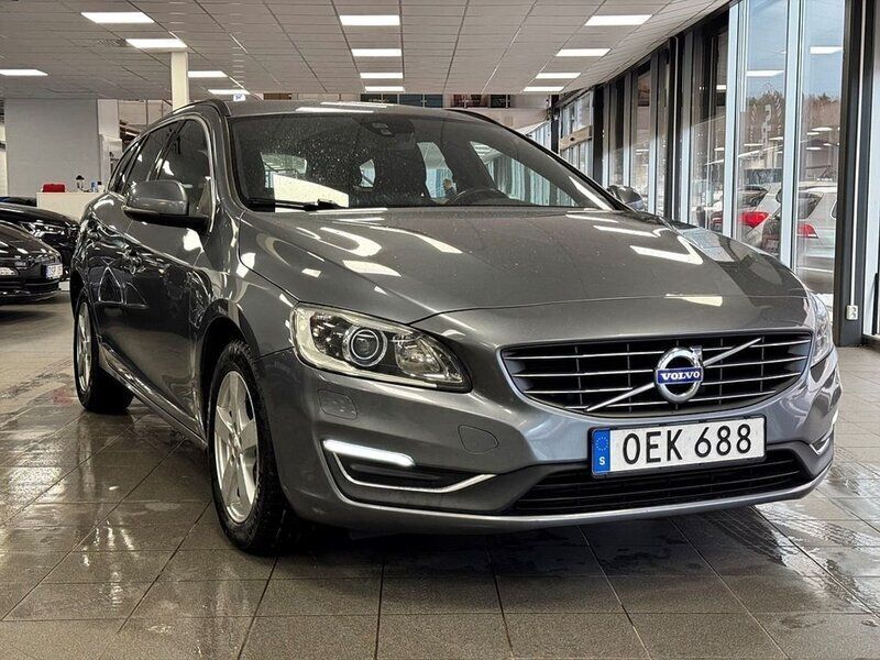 Grå Begagnad 2017 Volvo V60 Momentum Kombi | 149 900 kr (Marknadspris) - Bild 1/3