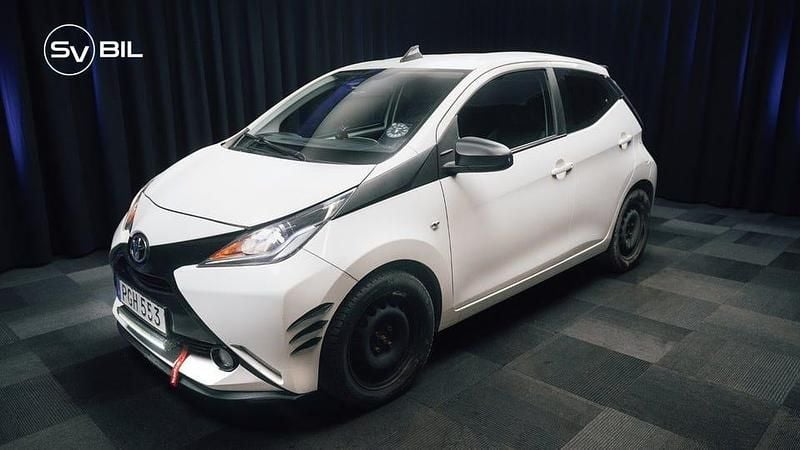 Vit Begagnad 2017 Toyota Aygo X-play Halvkombi | 89 500 kr (Marknadspris) - Bild 1/4