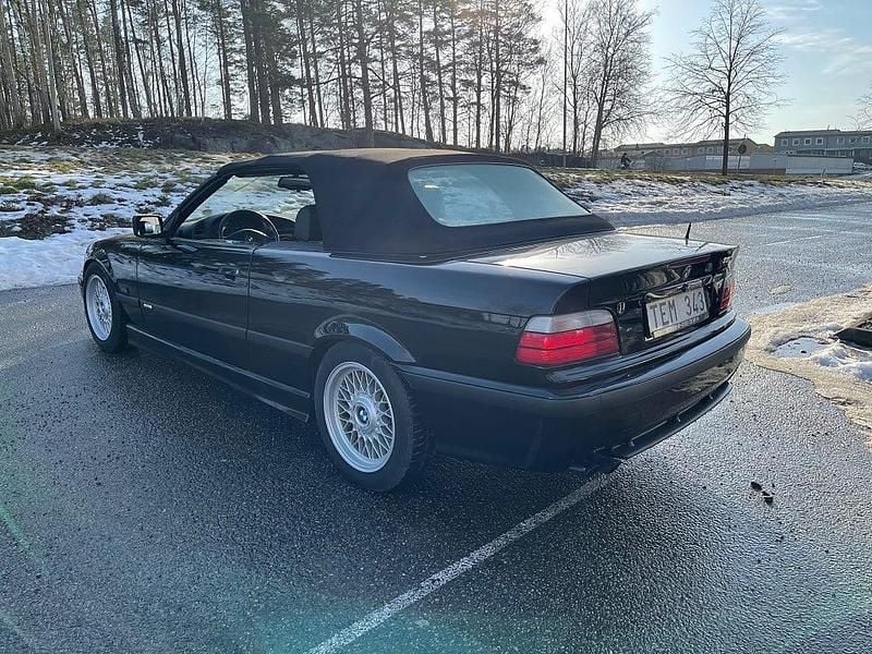 Begagnad BMW 320 Cabriolet M Sport 150 HK (110 kW) 1996 Svart Cab