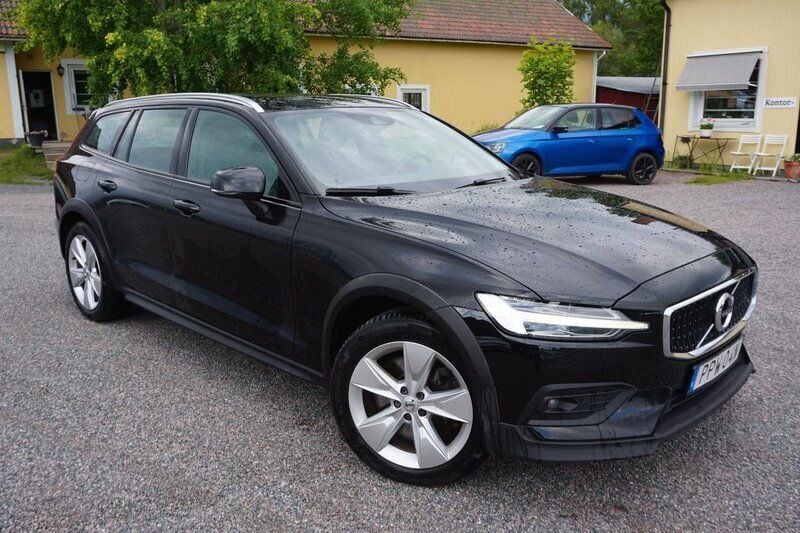 Svart Begagnad 2021 Volvo V60 CC Momentum Kombi | 204 900 kr (Lite dyr) - Bild 1/4