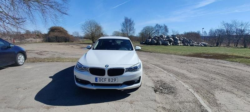 Vit Begagnad 2016 BMW 320 Halvkombi | 162 000 kr (Superpris) - Bild 1/4