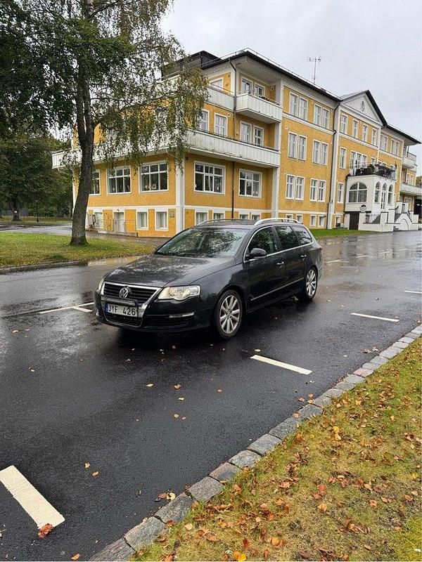 Svart Begagnad 2010 VW Passat Sportline Kombi | 35 000 kr (Marknadspris) - Bild 1/4