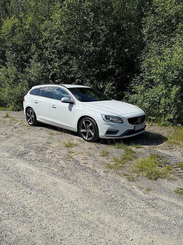 Vit Begagnad 2014 Volvo V60 R-Design Kombi | 179 500 kr (Dyr) - Bild 1/4