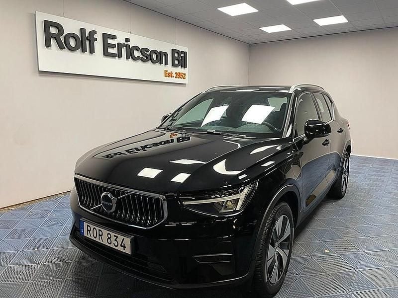 Svart Begagnad 2022 Volvo XC40 Core SUV | 359 500 kr (Marknadspris) - Bild 1/4