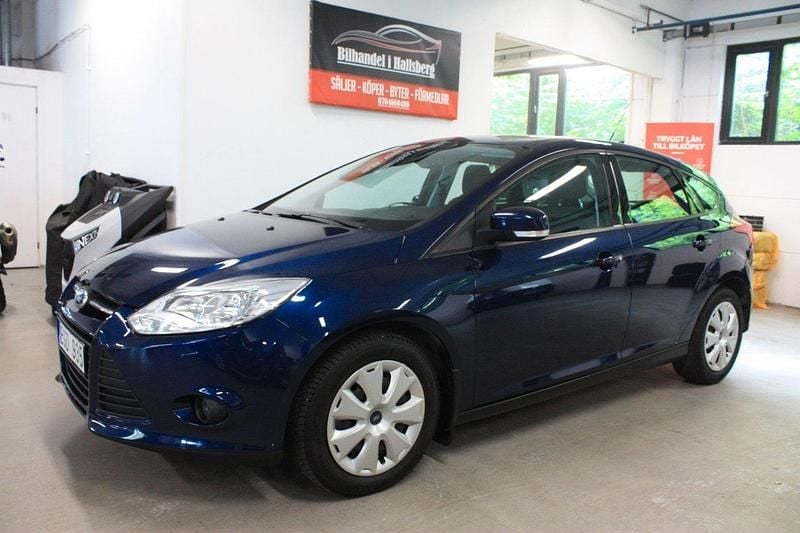 Blå Begagnad 2011 Ford Focus Trend Halvkombi | 65 900 kr (Marknadspris) - Bild 1/4