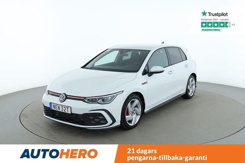 Vit Begagnad 2023 VW Golf VIII GTI Halvkombi | 379 000 kr (Lite dyr) - Bild 1/4