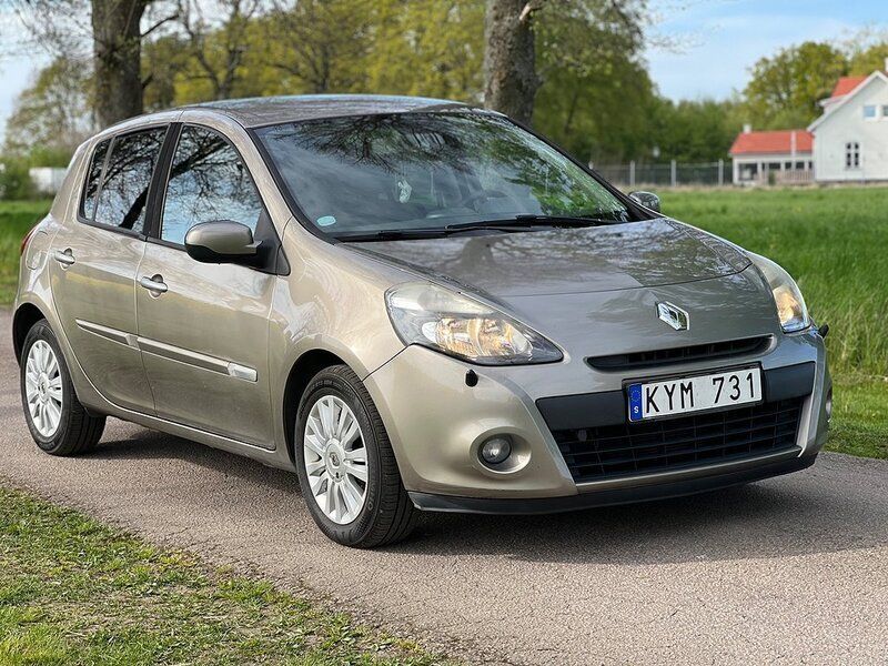 Ljusbrun Begagnad 2010 Renault Clio II Halvkombi | 39 900 kr (Marknadspris) - Bild 1/4