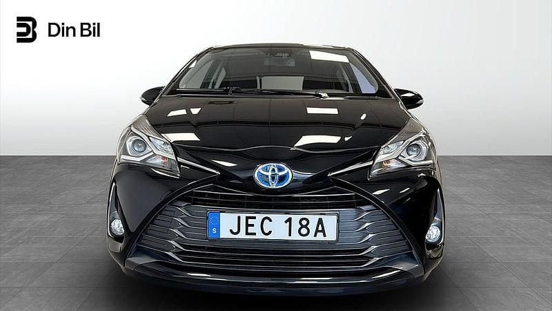 Begagnad Toyota Yaris Hybrid 73 HK (53 kW) 2019 Svart Halvkombi