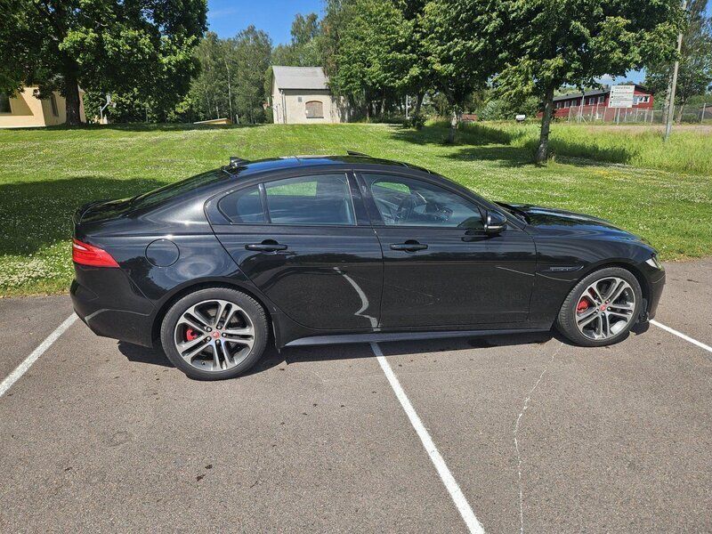 Svart Begagnad 2016 Jaguar XE S Sedan | 259 500 kr - Bild 1/4