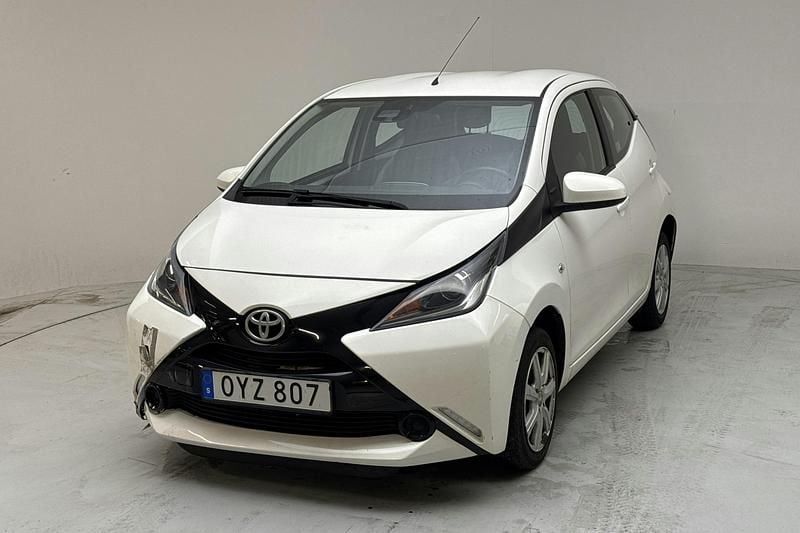 Vit Begagnad 2016 Toyota Aygo X-play Halvkombi | 60 000 kr (Bra pris) - Bild 1/4