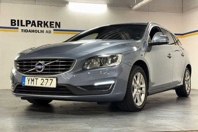Ljusblå Begagnad 2018 Volvo V60 Momentum Kombi | 159 900 kr (Superpris) - Bild 1/4