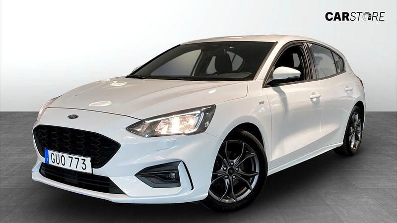 Vit (white) Begagnad 2018 Ford Focus ST-Line Halvkombi | 149 900 kr (Marknadspris) - Bild 1/4