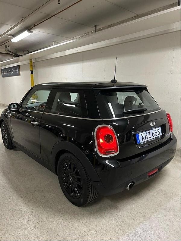 Svart Begagnad 2018 Mini Cooper Pepper Halvkombi | 165 000 kr (Marknadspris) - Bild 1/4