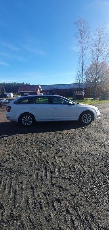 Vit Begagnad 2018 Skoda Octavia Ambition Kombi | 125 000 kr (Marknadspris) - Bild 1/4