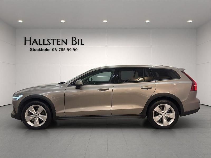 Grå Begagnad 2019 Volvo V60 CC Momentum Kombi | 259 000 kr (Marknadspris) - Bild 1/4