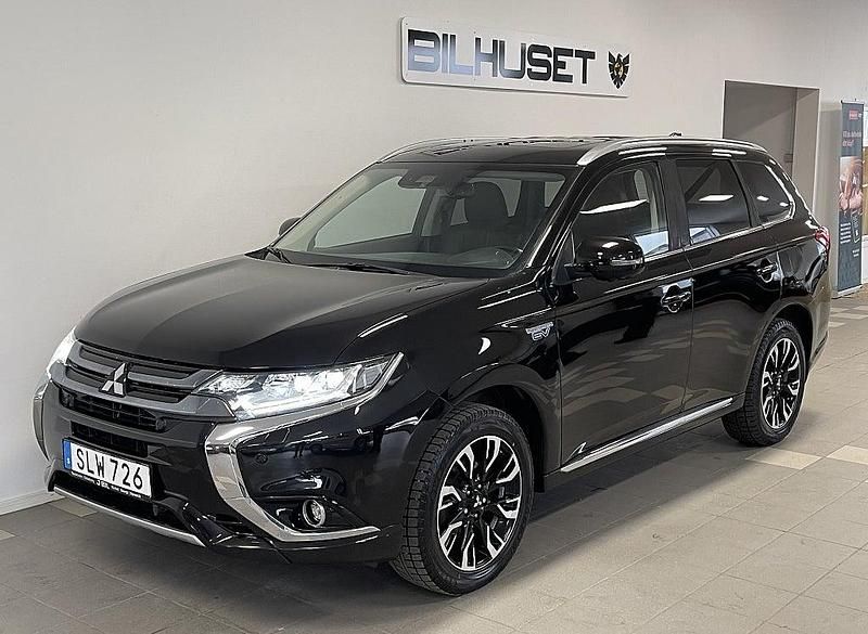 Begagnad Mitsubishi Outlander P-HEV 121 HK (88 kW) 2017 Svart SUV