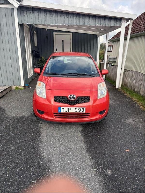 Orange Begagnad 2006 Toyota Yaris Halvkombi | 39 990 kr (Marknadspris) - Bild 1/4