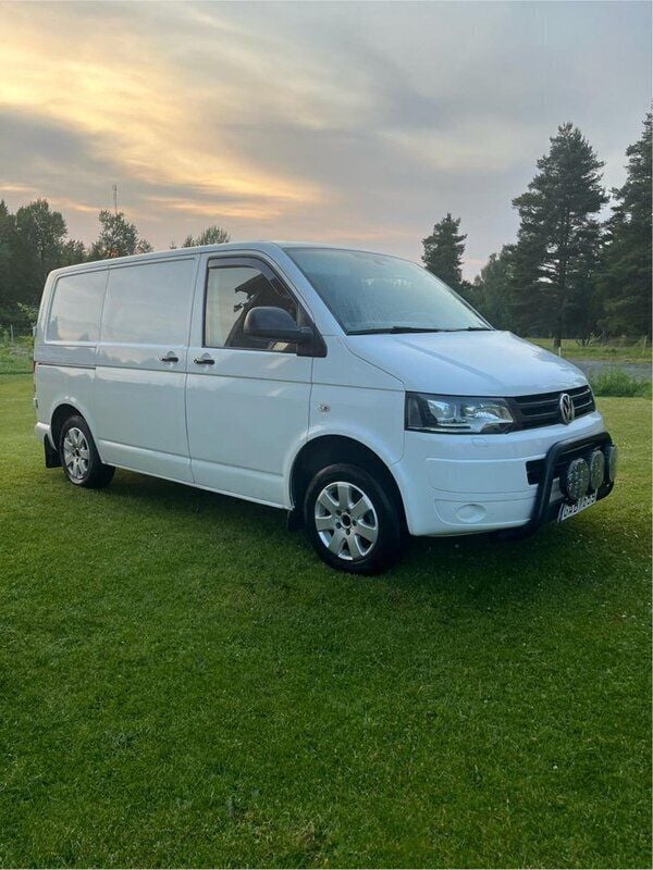 Vit Begagnad 2014 VW T5 Van | 105 000 kr (Marknadspris) - Bild 1/4